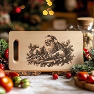 Könnte beinhalten: Ein Schneidebrett aus Holz mit einem Griff zeigt ein lasergraviertes Design von Weihnachtsmann, der Essen zubereitet. Das Design ist in Schwarzweiß und beinhaltet einen Kranz aus Grün und Beeren.