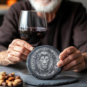 Plik do grawerowania laserowego Wild Lion, iluzja 3D PNG dla podstawki z łupka, projektu Lightburn i Glowforge zdjęcie 6