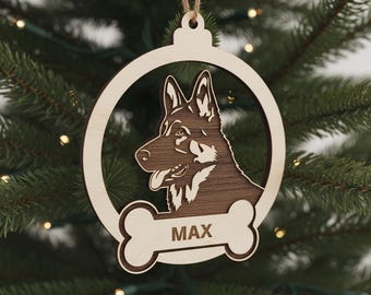 Può includere: Ornamento natalizio in legno con un design a pastore tedesco. L'ornamento ha una cornice in legno chiaro con un ritratto dettagliato del cane e un'etichetta a forma di osso con la scritta "MAX". È appeso a uno spago naturale.