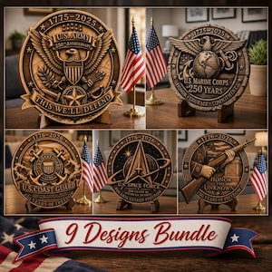 Pode incluir: Seis placas comemorativas de madeira com designs militares e da Força Espacial dos EUA, cada uma comemorando um ramo específico. As placas são exibidas com pequenas bandeiras americanas.