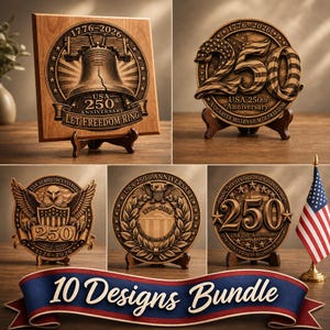 Puede incluir: Una colección de placas y medallones de madera que conmemoran el 250 aniversario de EE. UU. Los diseños incluyen la Campana de la Libertad, un águila y la bandera estadounidense, todos con los años 1776-2026. La pancarta dice "10 Designs Bundle."