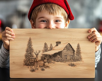 Peut inclure: Planche à découper en bois avec une scène d'hiver gravée. Le motif représente une cabane, un cerf, un bonhomme de neige et des arbres à feuilles persistantes. La planche est tenue par une personne portant un bonnet rouge.