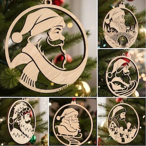 Puede incluir: Adornos navideños de madera con diseños de Papá Noel. Cada adorno está cortado con láser con detalles intrincados, incluyendo la cara de Papá Noel, un trineo y una escena de puente. Los adornos son circulares y tienen un acabado de madera natural.