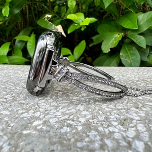 Bracelet pour montre Apple argenté élégant avec diamants croisés, chaîne en acier réglable, compatible avec les séries 10/9/8/7/6/5/SE, 38-49 mm, cadeaux pour elle
