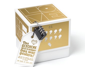 SURPRISA Rätselbox mit Goldfolie für Geschenke und Gutscheine zur Hochzeit, zum Jahrestag, Hochzeitstag, Geburtstag , Herzrätsel mit Schloss