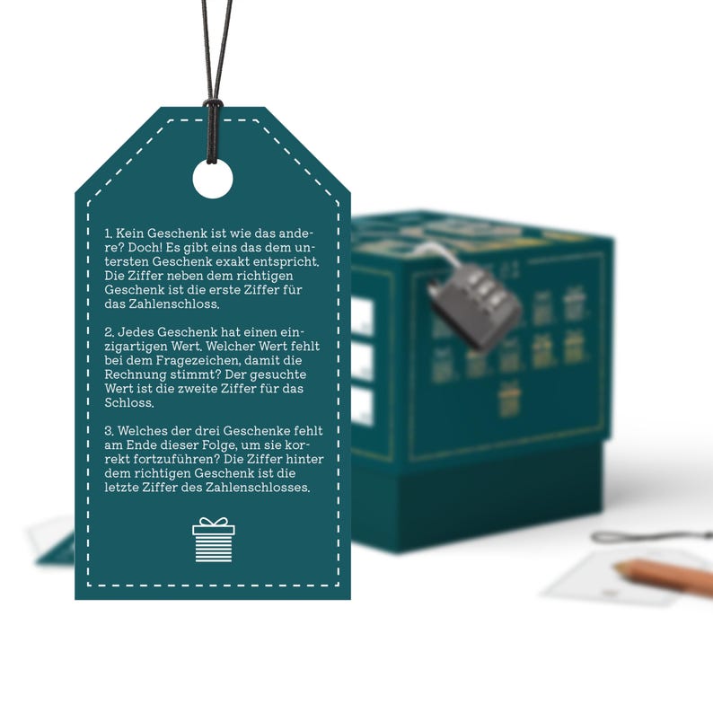 May include: A green box with a combination lock and three clues written on a tag. The clues are numbered 1, 2, and 3. The clues are about a gift and a number code. The first clue says, "Kein Geschenk ist wie das andere? Doch! Es gibt eins das dem untersten Geschenk exakt entspricht. Die Ziffer neben dem richtigen Geschenk ist die erste Ziffer f&uuml;r das Zahlenschloss."