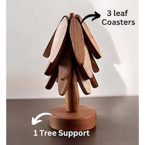 Peut inclure: Ensemble de sous-verres en bois en forme d'arbre avec trois sous-verres en forme de feuille et une base. Les sous-verres sont en bois naturel et ont une couleur brun chaud.