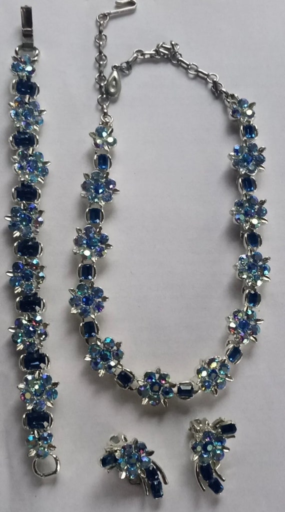 Lisner VTG Blue Rhinestones Flower Link Signed Dem