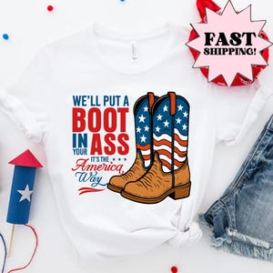 Maglietta &quot;Ti metteremo uno stivale nel culo&quot;, maglietta patriottica degli USA, maglietta con grafica country, maglietta rossa, bianca e blu, maglietta divertente per il 4 luglio