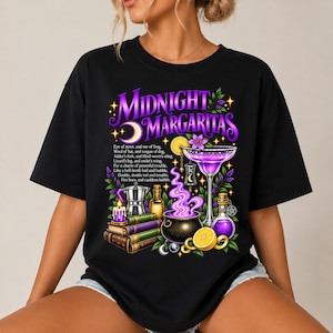 以下が含まれることがあります： 紫色の「Midnight Margaritas」という文字がプリントされた黒いTシャツ。紫色の煙が出る大釜、マルガリータグラス、本、キャンドル、魔法の薬の瓶が描かれており、星や葉のモチーフが周囲に配置されています。