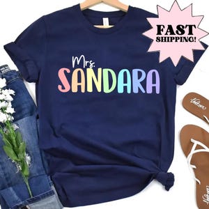 Camiseta personalizada para maestro, camiseta personalizada para maestro, agradecimiento al maestro, regalo de regreso a clases, camiseta con nombre de maestro, regalo para maestro de escuela, camiseta para el primer día