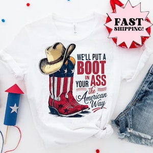 Maglietta &quot;Ti metteremo uno stivale nel culo&quot;, maglietta patriottica degli USA, maglietta con grafica country, maglietta rossa, bianca e blu, maglietta divertente per il 4 luglio