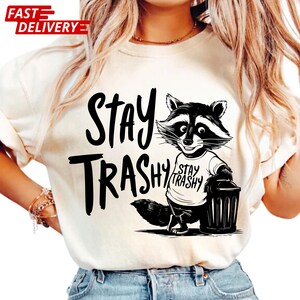 Stay Trashy shirt, retro grappige graphic tees, shirt wasbeer, meme graphic T-shirt, wasbeer minnaar cadeau, grappig grafisch shirt, meme graphic tees