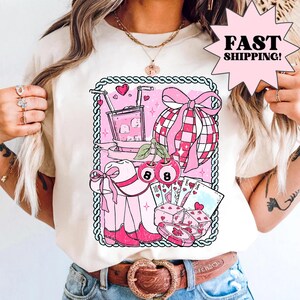 Camicia Comfort Colors® Western Wild Card, Camicia Retro Coquette Western, Camicia Western Collage, Camicia Western Cherry, Camicia Country Cowgirl