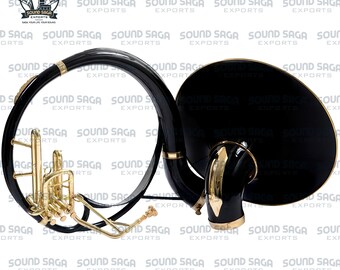 Könnte beinhalten: Ein schwarz-goldenes Sousaphon, ein Blechblasinstrument mit großem, kreisförmigem Design. Das Instrument hat eine nach vorne gerichtete Glocke und ist für Marschkapellen konzipiert. Die Messingkomponenten kontrastieren mit dem schwarzen Korpus.