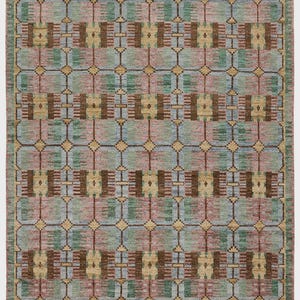 Puede incluir: Alfombra rectangular con diseño geométrico. El patrón de la alfombra presenta cuadrados y rectángulos en tonos marrón, verde, rosa y azul. El borde es marrón oscuro. El estilo de la alfombra combina elementos modernos y tradicionales.
