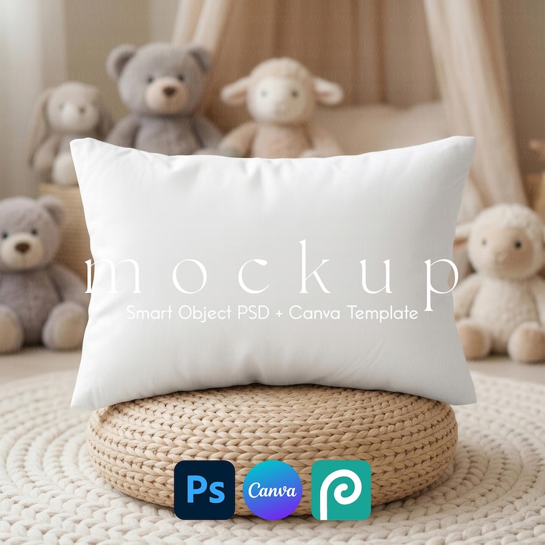 Może przedstawiać: Prostokątna biała poduszka z napisem mockup Smart Object PSD + Canva Template. Poduszka spoczywa na okrągłej plecionej poduszce w kolorze opalenizny. Poniżej znajdują się trzy kwadratowe ikony reprezentujące Photoshop, Canva oraz narzędzie projektowe.