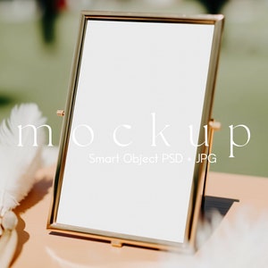 Mockup tafelnummer van 5 x 7 inch, mockup met gouden lijst, mockup bruiloftbord, mockup wenskaart, mockup bruiloft, tafelmodel bruiloft