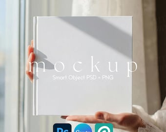 以下が含まれることがあります： 人が持っている白い正方形のブックモックアップ。「mockup」という言葉が本に印刷されています。テキストの下には「Smart Object PSD + PNG」という言葉があります。画像には、Photoshop、Canva、Placeitのロゴも含まれています。
