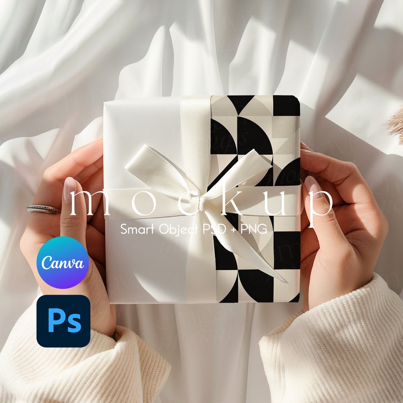 K&ouml;nnte beinhalten: Eine quadratische Geschenkbox, die auf einer Seite mit wei&szlig;em Papier und auf der anderen mit einem schwarz-wei&szlig;en geometrischen Muster eingewickelt und mit einem wei&szlig;en Band gebunden ist. Der Text mockup, Smart Object PSD + PNG, Canva und Ps sind sichtbar.