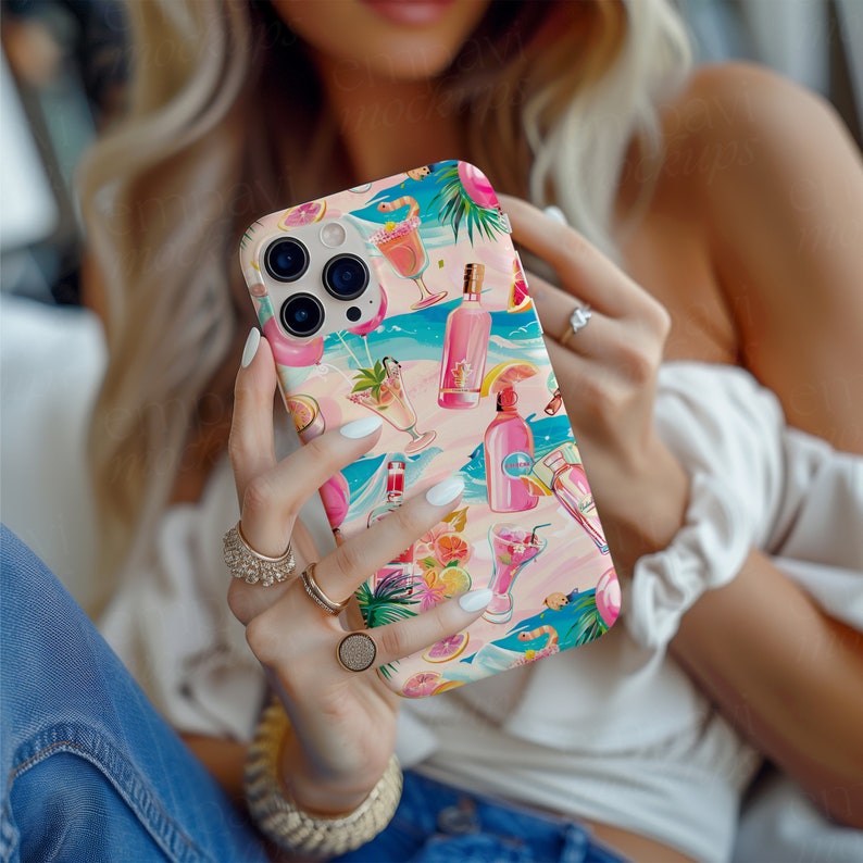 Op de afbeelding: Een telefoonhoesje met een kleurrijk strandthema, met cocktails, flessen en tropische elementen in roze, blauw en oranje. De hoes heeft een glanzende afwerking en wordt door een persoon vastgehouden.