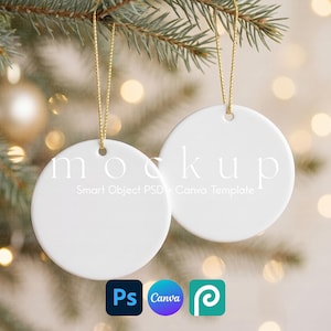 Op de afbeelding: Twee ronde witte keramische ornamenten met gouden ophangkoorden. De ornamenten zijn voorzien van de tekst "mockup" in een schreeflettertype en "Smart Object PSD & Canva Template" in een kleiner schreefloos lettertype in het midden.