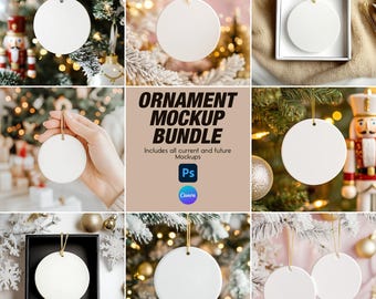 Può includere: Un pacchetto di mockup di ornamenti natalizi rotondi e bianchi con fili dorati per appenderli. Gli ornamenti sono presentati in varie ambientazioni festive, tra cui su un albero di Natale e in una confezione regalo. L'immagine include anche il testo "ORNAMENT MOCKUP BUNDLE".