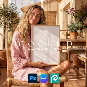 以下が含まれることがあります： 木製のフレームに入った白いモックアップを持つ女性。 「mockup」という言葉は、柔らかくエレガントなフォントで印刷されています。 画像には、「Smart Object PSD + PNG」というテキストと、Photoshop、Canva、Procreateのロゴも含まれています。