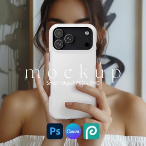 以下が含まれることがあります： 黒いカメラモジュールが付いた白い携帯電話ケース。ケースには白い文字で「mockup」と書かれています。下にはPhotoshop、Canva、Picsartのロゴがあります。