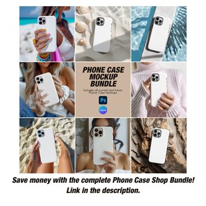 Op de afbeelding: Een verzameling witte telefoonhoesjes-mockups wordt getoond in verschillende omgevingen, zoals zand, water en hout. De tekst "PHONE CASE MOCKUP BUNDLE" is zichtbaar, samen met de software-opties "Ps" en "Canva". De afbeelding promoot een telefoonhoesjes-shopbundel.