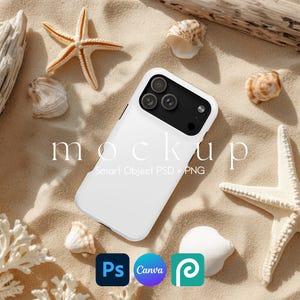 以下が含まれることがあります： 砂浜に置かれた、貝殻とヒトデのある白い携帯電話ケース。黒いカメラモジュールが付いています。「mockup」という文字が柔らかいフォントで表示されています。画像には、Photoshop、Canva、Picsartのロゴも含まれています。