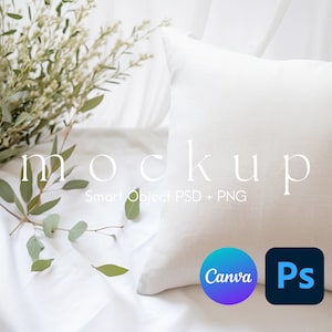 Pode incluir: Mockup de almofada branca em um fundo branco com folhagem verde e o texto "mockup Smart Object PSD + PNG Canva Ps".