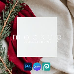 Peut inclure: Une carte carrée blanche avec le mot "mockup" dans une police délicate, posée sur un tissu rouge et un tissu de lin beige. Une branche de pin et les logos de Photoshop, Canva et PicMonkey sont également visibles.