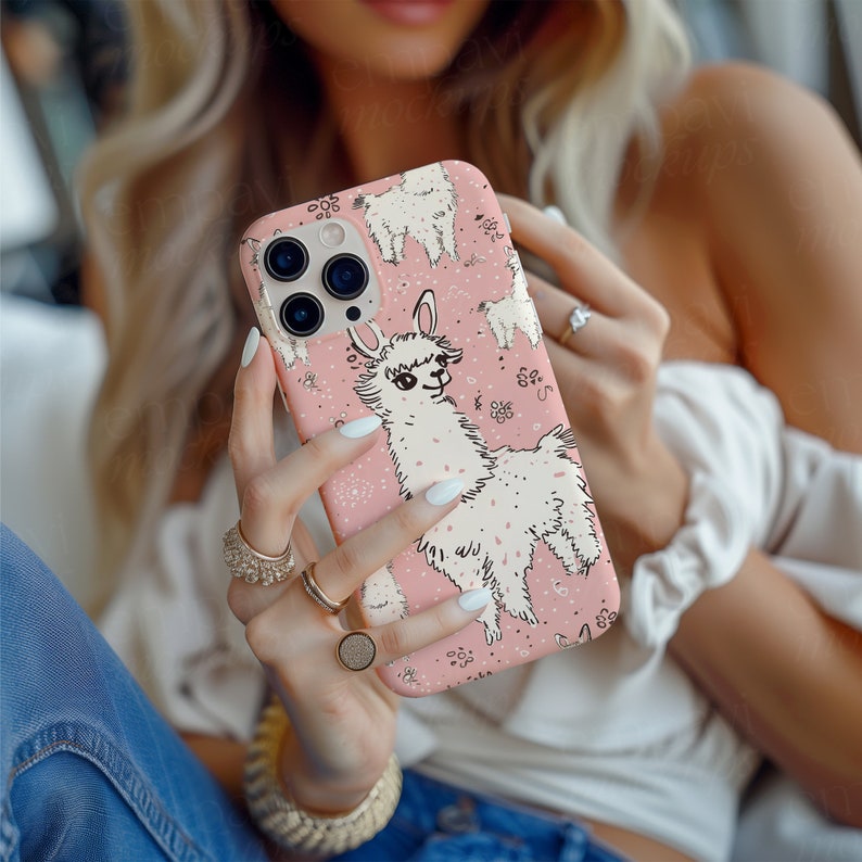Op de afbeelding: Roze telefoonhoesje met een illustratie van een lama en een herhalend patroon van lama's en bloemmotieven. De hoes heeft een matte afwerking.
