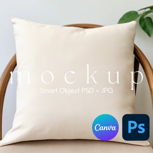 Może przedstawiać: Biała poduszka mockupowa na drewnianym krześle z tekstem "mockup Smart Object PSD + JPG" i logo Canva i Photoshop.