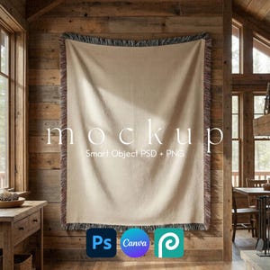 Puede incluir: Una manta tejida rectangular con un centro beige sólido y bordes con flecos que presentan un patrón multicolor. El texto "mockup" y "Smart Object PSD + PNG" está superpuesto en blanco, con iconos de Photoshop, Canva y un logotipo debajo.