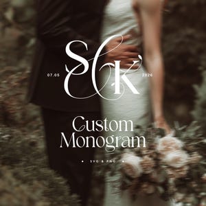 Op de afbeelding: Een aangepast monogramontwerp met de letters "S" en "K" verweven, met de datum "07.05" en het jaar "2026" weergegeven. De woorden "Custom Monogram" staan onder de letters, met "SVG & PNG" eronder.