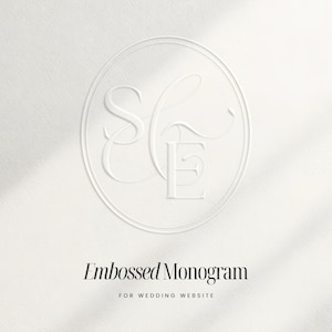 Può includere: Monogramma in rilievo bianco con le lettere "S" ed "E" intrecciate all'interno di un cerchio. Il testo "Embossed Monogram" e "FOR WEDDING WEBSITE" è sottostante, in stile minimalista.