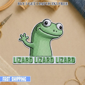 Könnte beinhalten: Ein grüner Echsenaufnäher mit dem Wort "Echse" dreimal wiederholt. Die Eidechse lächelt und winkt. Der Text "KAUFEN SIE 5 ERHALTEN SIE 1 PATCH 3X3 GRATIS" steht oben. Der Text "SCHNELLER VERSAND" steht unten.