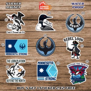 Può includere: Una collezione di adesivi impermeabili con vari disegni. Gli adesivi presentano svassi, bandiere e testi come "Can't Tread on Us", "Ice Out Minnesota" e "Rebel Loon". Gli adesivi misurano 5,08 cm x 5,08 cm.