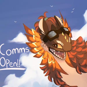 Peut inclure: Illustration d'une créature ressemblant à un dragon avec des plumes marron et orange, portant des lunettes et un sourire. Le texte "Comms Open!!" est écrit en blanc sur un fond de ciel bleu avec des nuages et des oiseaux.