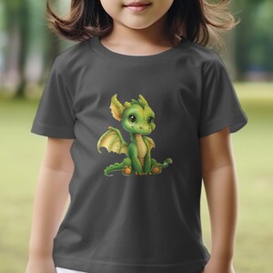Linda camiseta de dragón verde, camiseta caprichosa de criatura de dibujos animados, camisa de animal de fantasía para todos, top de algodón suave para niños y adultos