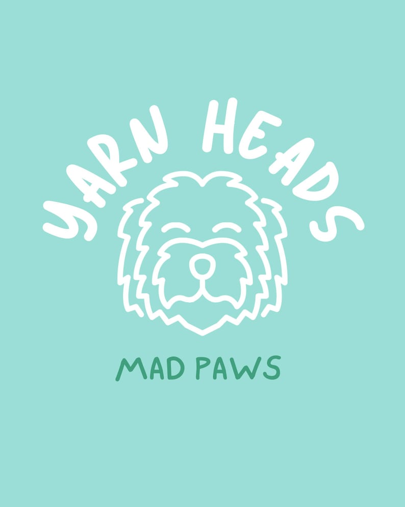 Pu&ograve; includere: Disegno a linea bianca di un muso di cane con il testo "YARN HEADS" in un arco bianco sopra il cane e "MAD PAWS" in verde sotto il cane su uno sfondo blu chiaro.