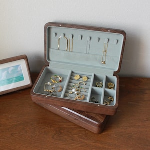 Joyero personalizado Exquisito y exclusivo joyero Estuche de madera maciza Pequeño organizador de pendientes, collares y pulseras Pequeña caja de almacenamiento Regalo para ella