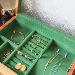 Caixa de joias de madeira com tampo de vidro visível, forro verde, caixa de madeira maciça exclusiva, organizador de colar, pulseira, caixa de armazenamento de joias, presente para ela