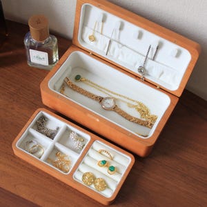 Joyero de doble capa con grabado de nombre, exquisito y único estuche de madera maciza, organizador de pendientes, collares y pulseras, caja de almacenamiento pequeña, regalo para ella