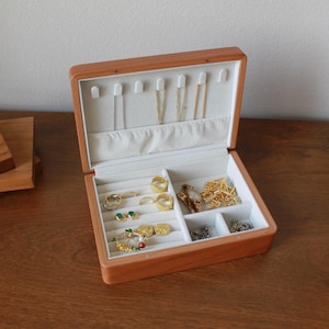 Joyero con tapa de cuero grabada, exquisito y único joyero de madera maciza, organizador de pendientes, collares y pulseras, caja de almacenamiento, regalo para ella