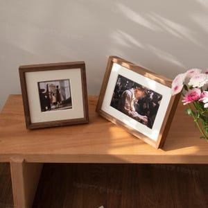 Marco de fotos cuadrado de nogal macizo con paspartú, marco de madera con uniones machihembradas, tamaño personalizable.