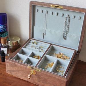 Large Lock Exquisite Unique Jewelry Box Solid Walnut Wood Home Deco Jewellery Container Functional Storage Box Organizer Girl Friend Gift