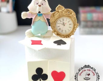 Handgemachter Alice im Wunderland inspirierter essbarer Fondant Geburtstag Cake Topper Kaninchen, Uhr, Karten, essbare Dekoration für Kindergeburtstagskuchen
